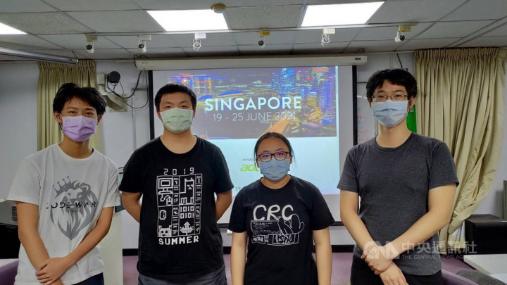 From left to right: Chang Chen-kai, Lin Ping-hsuan, Hou Hsin-wei associate professor Wang Hung-lung of National Taiwan Normal University's Department of Computer Science and Information Engineering. Photo courtesy of the Ministry of Education