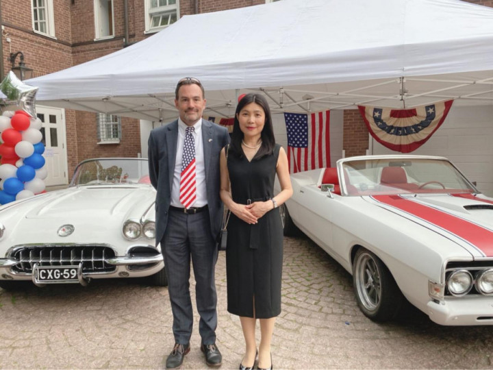 張代表與美國駐芬蘭大使館臨時代辦Ian Campbell 合影