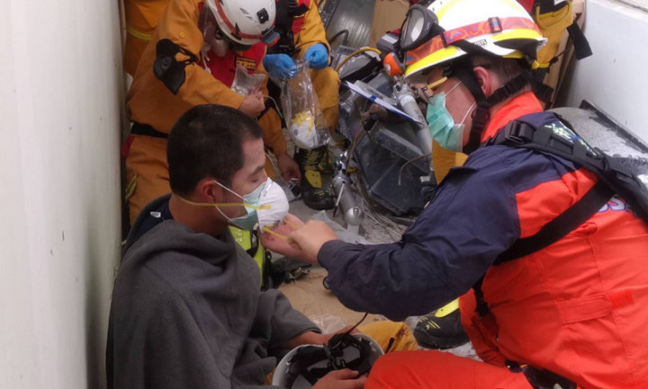 特搜醫師走出醫院，脫下白袍挺進災難最前線，台北慈濟醫院急診部急診內科主任陳玉龍（右）在災難現場救治傷者。（陳玉龍提供）