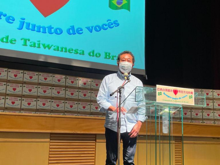 Aurélio Nomura 市議員致詞表示，看到大家特別紀念科瓦斯市長，令人感動。（巴西華人資訊網提供）