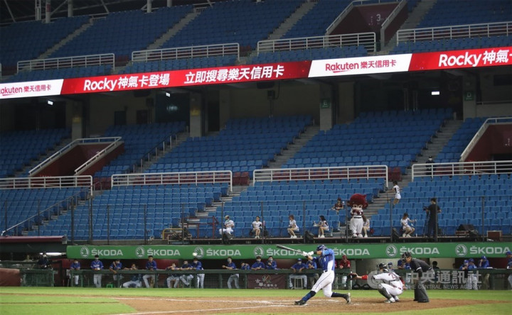 A closed door game between the Rakuten Monkeys and the Fubon Guardians on May 13. 