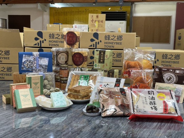 花蓮伴手禮業者合作推出「宅居遊花蓮」公益組合包，集結名產店共10種招牌商品，以優惠折扣販售，所得將全數捐出。