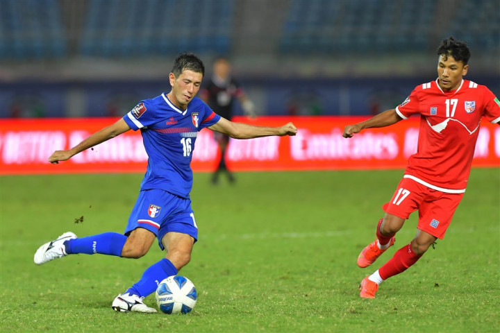 Taiwan midfielder Komori Yoshitaka (小森由貴) against Nepal midfielder Santosh Tamang. Photo courtesy of Chinese Taipei Football Association