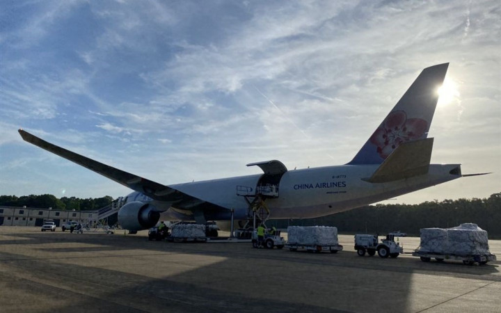 The China Airlines cargo plane transporting the Moderna vaccine doses to Taiwan. Image courtesy of Taiwan's representative office in the U.S.