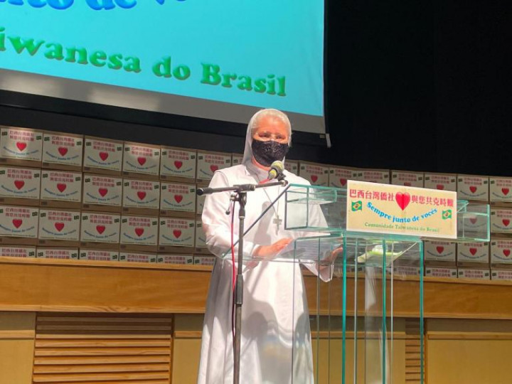 Santa Marcelina 醫院 Rosane Ghedin 院長修女致詞，向主辦單位對巴西弱勢族群的貢獻表達肯定及讚譽。（巴西華人資訊網提供）