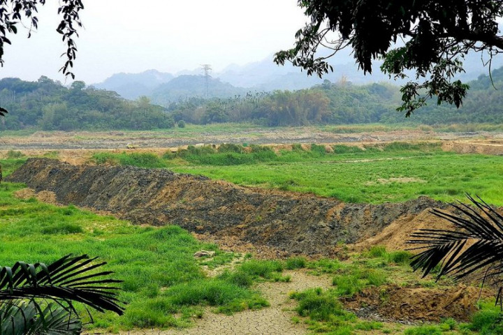 台南連日出現降雨，原本排空蓄水進行年度清淤的白河水庫也趁這波雨勢開始蓄水，為供應今年第2期稻作灌溉做準備。圖為白河水庫排空清淤時期。