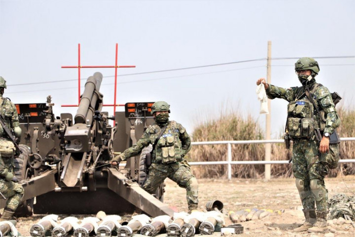 一切準備就緒，待命射擊。（取自陸軍司令部臉書）