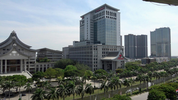 位於慈濟印尼分會旁邊的慈濟醫院印尼分院（中）是慈濟首家海外大型醫院，因印尼疫情嚴峻，醫院6月14日先行啟用照護重症患者的防疫中心。圖攝於22日。