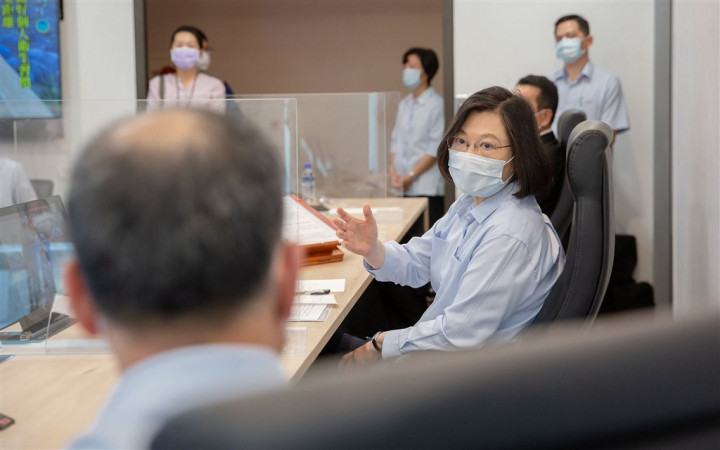 President Tsai Ing-wen (center).