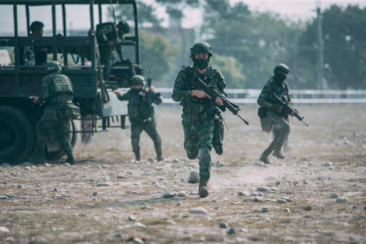 官兵依令偵蒐並佔領陣地。（取自陸軍司令部臉書）