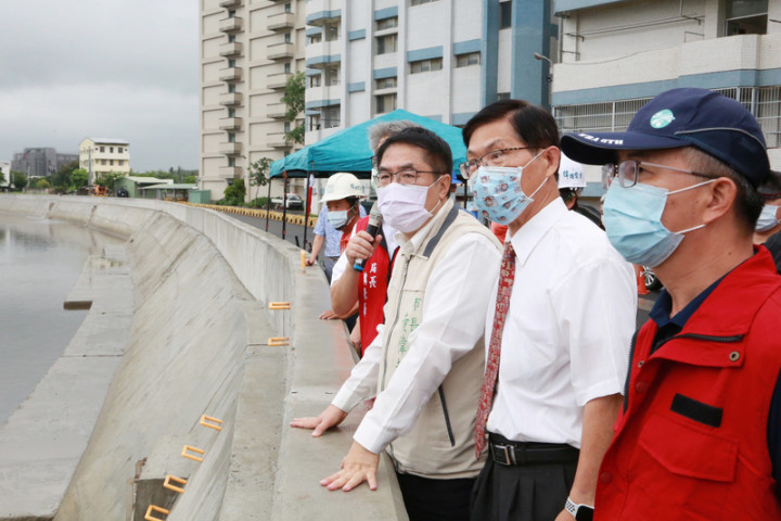 台南市長黃偉哲（右3）23日前往中華醫事科技大學旁的三爺溪整治工程視察，希望相關工程可加速進行