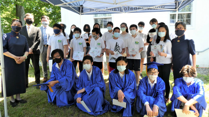 畢業生與得獎學生合影。