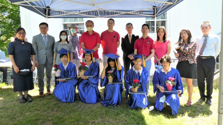 1.	波士頓慈濟人文學校校長彭淑敏(後左一)，副校長齊君明(後右一)，駐波士頓經文處處長孫儉元(後右五)，僑教中心主任潘昭榮(後左二)和畢業生及家長合影。