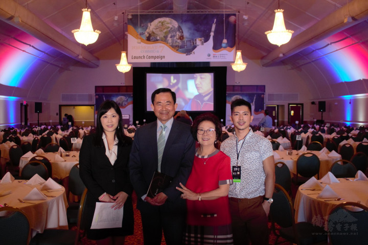 簡雅嵐（左一）擔任「福衛七號任務說明會」司儀，與姨丈僑務委員王成章、阿姨蔡麗麗及同事合影