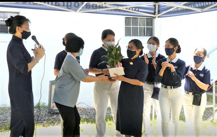 7.	慈濟老師們在校長彭淑敏(前中)全不知情下，突然群湧上台獻花，感謝她的領導。