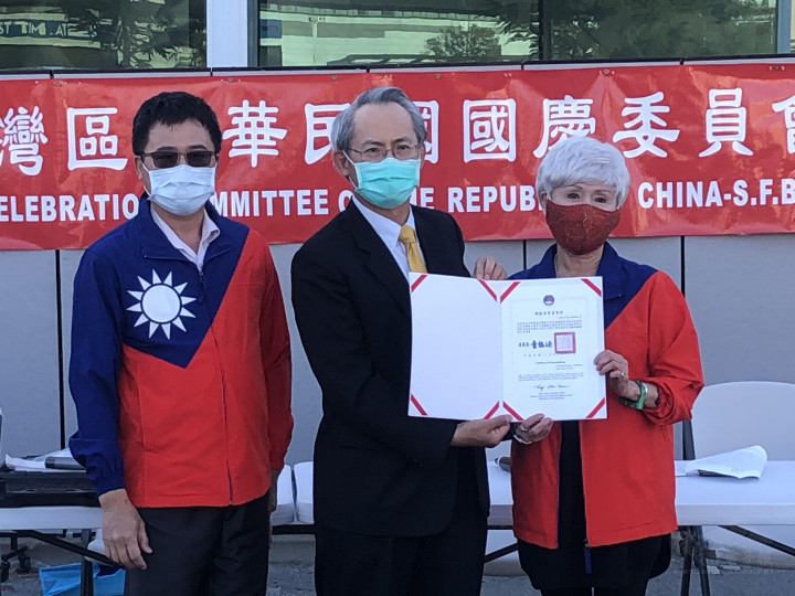 Pic(2) 賴銘琪(中)代表僑委會童振遠委員長，頒發賀函予新任主任委員林美蓮(右)。