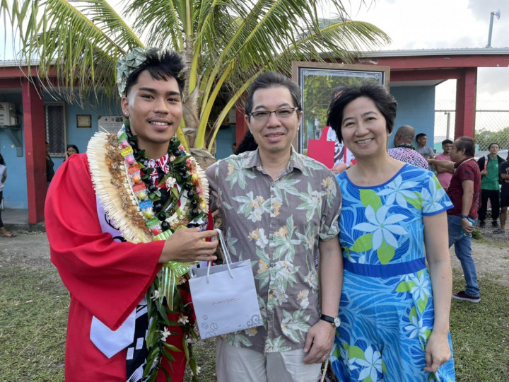 大使蕭勝中夫婦與畢業生合照。
