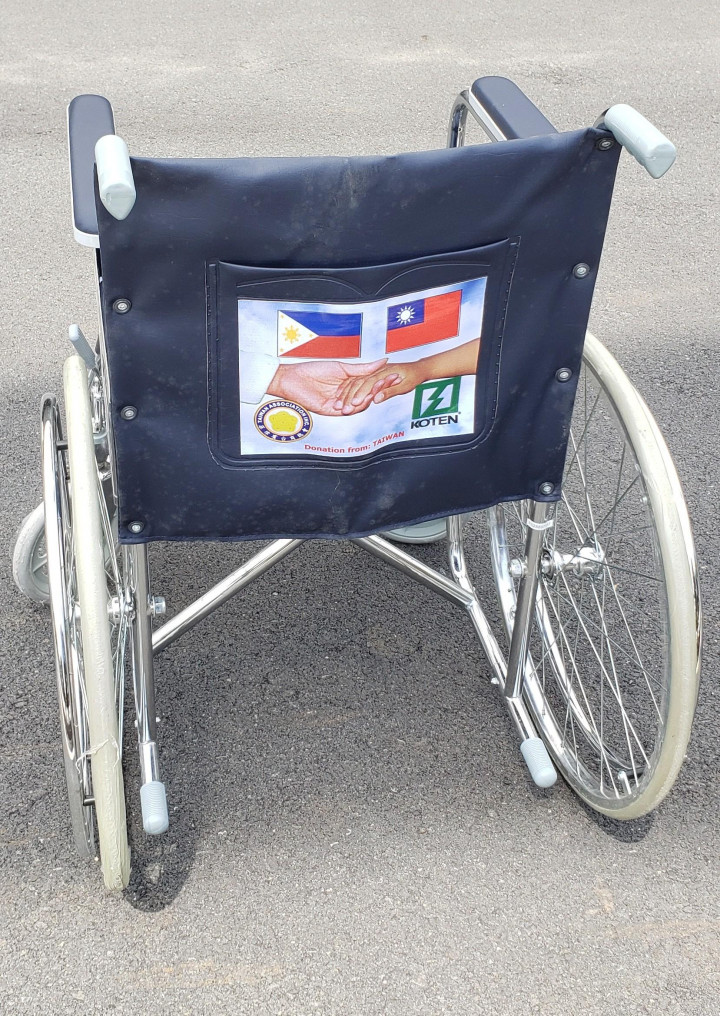 菲律賓臺商總會捐贈的輪椅，每臺背面都印有中華民國與 菲律賓國旗及握手圖樣，象徵著兩國友誼永存。