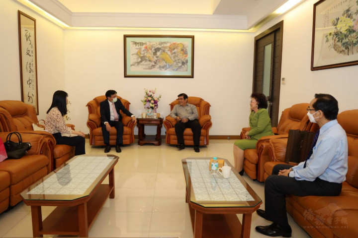 會中華會館（前右：中華會館理事長李那隆、右二：中華會館名譽理事長，現任泰國中華僑聯總會理事長丘菁瑛）