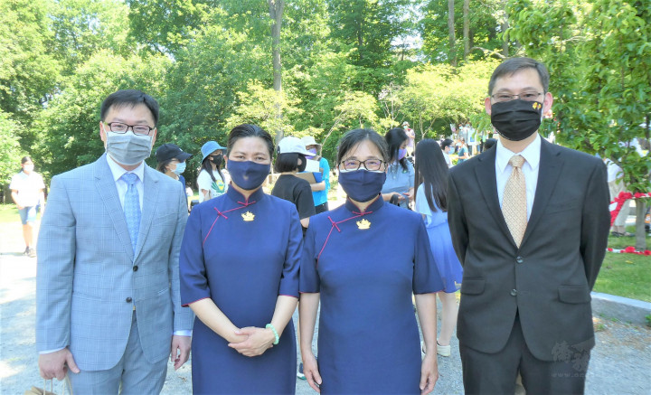 2.	慈濟基金會波士頓聯絡處負責人長金滿(左二)，波士頓慈濟人文學校校長彭淑敏(右二)，邀請駐波士頓經文處處長孫儉元(右一)，僑教中心主任潘昭榮(左一)出席畢業典禮