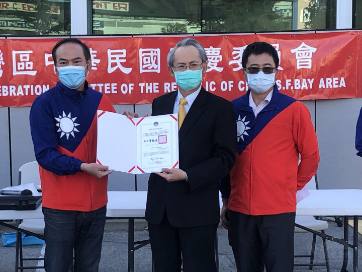 賴銘琪(中)代表僑委會童振遠委員長，頒發感謝函給卸任主任委員王進德(左)。