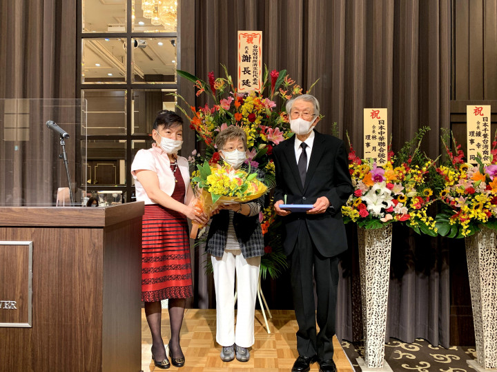新任濱田裕子會長贈花予王子明名譽會長夫婦，感謝他們長年付出