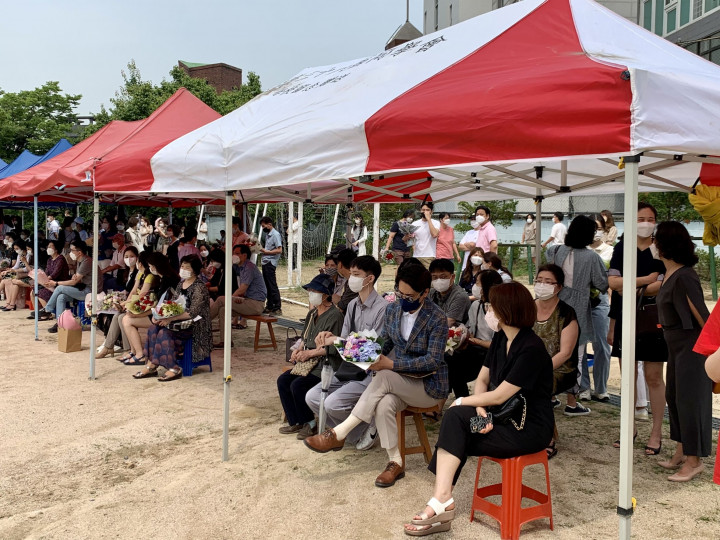 到場參加畢業典禮的家長