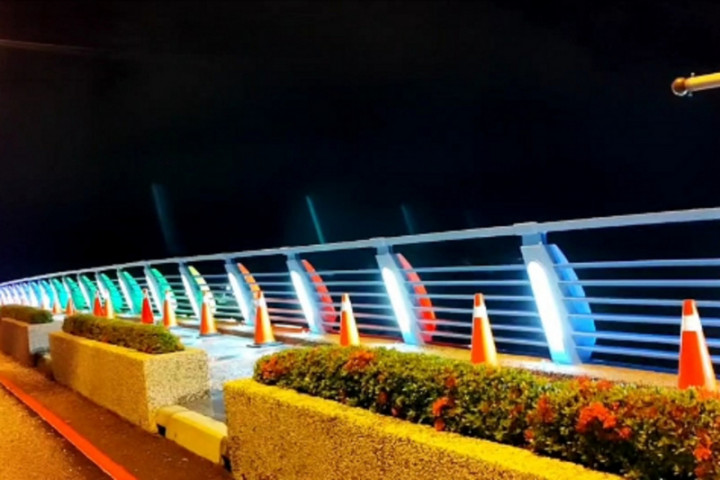 台南市政府計畫在運河觀光航線的12座橋梁設置夜間LED光雕，12日宣布漁光大橋的LED光雕設置完成，預計8月完成驗收啟用。（台南市工務局提供）