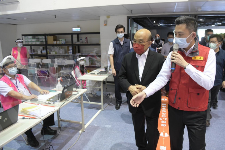 行政院長蘇貞昌視察新竹市立體育館疫苗施打站施打疫苗情形