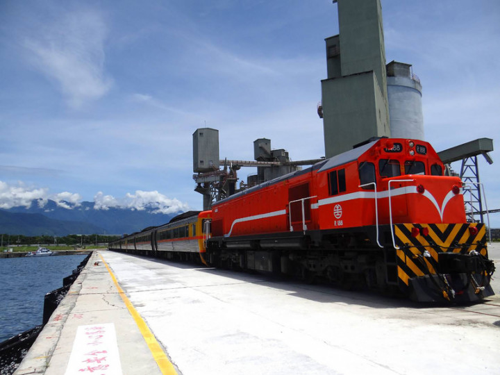 台鐵新城際列車EMU3000型城際列車首列將於30日到台灣，台鐵日前在花蓮港碼頭利用柴電機車牽引柴聯車，模擬演練新車到港卸船作業。（台鐵提供）