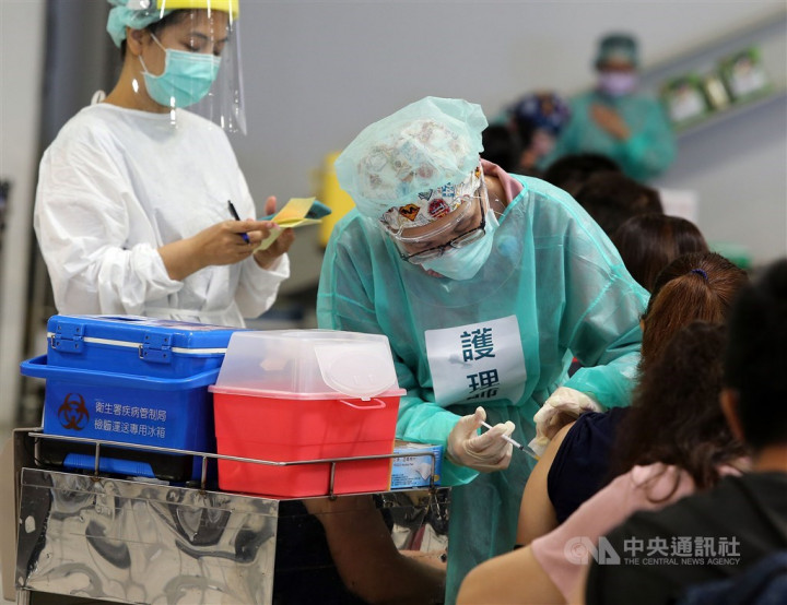 School staff receive COVID-19 vaccine shots in Taipei. CNA photo July 20, 2021