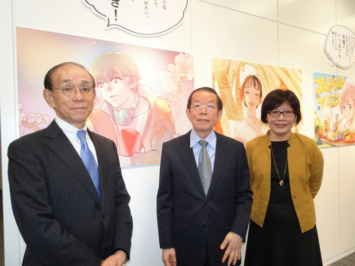 駐日本代表處台灣文化中心與文化內容策進院合作推出「謝謝日本彩稿展」暨「漫畫有聲音展」1日開幕。駐日代表謝長廷（中）、日本台灣交流協會理事長谷崎泰明（左）出席。