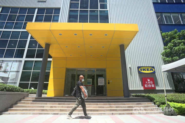Costco, IKEA close Neihu outlets due to COVID-19 visitor
