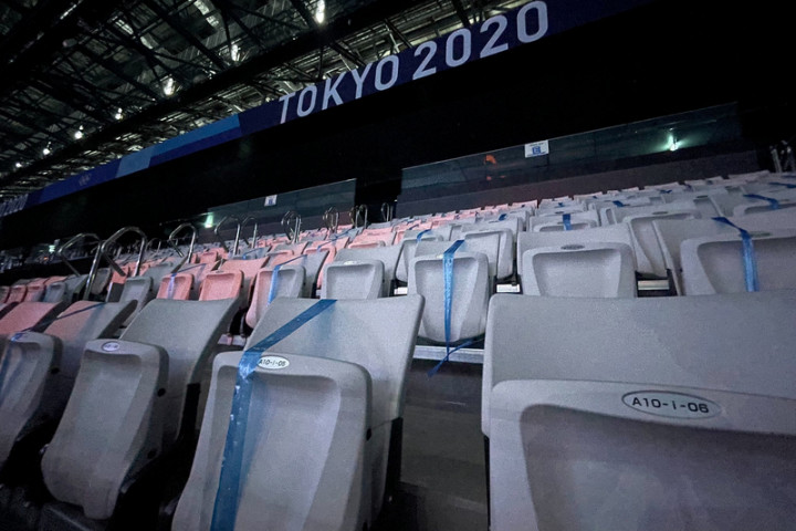 奧運主辦城市日本東京疫情持續快速擴大，31日新增4058例不僅創歷史新高，也是疫情爆發一年多來首度單日逾4000例。圖為疫情迫使2020東京奧運大多採閉門比賽，東京水上運動中心27日的游泳賽事未開放觀眾進場，大部分座位都被繩子綁住。