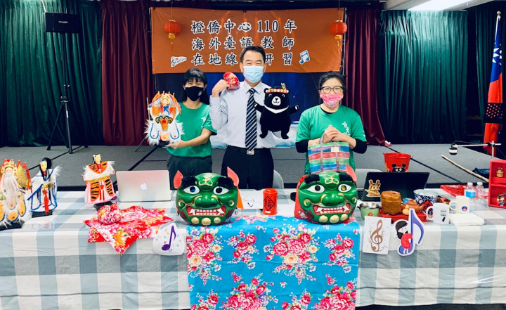 橙僑中心為推動海外臺語教學生活化連續三週舉辦海外臺語種子教師線上研習班。4月3日許惠紅和李佩芬兩位老師以「臺語歌」推動趣味生活化臺語教學。左起李佩芬老師、橙僑中心主任蔣翼鵬、許惠紅老師。（橙僑中心提供）