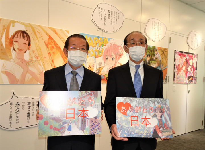 集結10位台灣漫畫家作品與謝詞的「謝謝日本彩稿展」及「漫畫有聲音展」1日在駐日代表處台灣文化中心登場。駐日代表謝長廷（左）、日本台灣交流協會理事長谷崎泰明（右）出席。