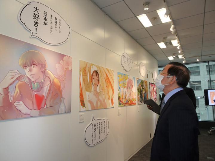 駐日代表處台灣文化中心正舉辦「謝謝日本彩稿展」及「漫畫有聲音展」，10名台灣漫畫家對於日本贈疫苗給台灣一事，表達感謝。韋蘺若明繪製彩稿的人物衣服圖案是日本國旗。