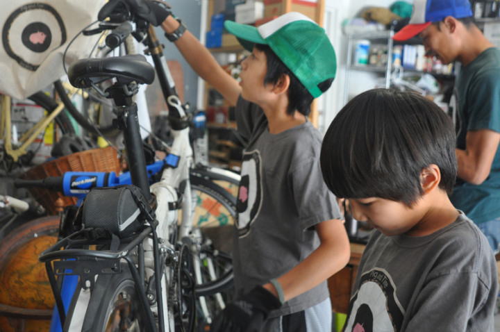 美國疫情期間腳踏車運動夯，但送店維修不方便，「矽谷行動咖啡單車店Pig & Tire」到府維修，讓兩個擅長修腳踏車的小男孩得以打破疫情孤單，服務他人也自我成長。
