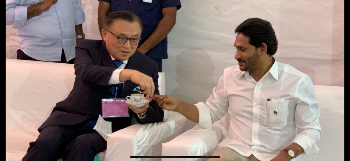 駐清奈辦事處處長王北平（左）與印度安德拉省省長雷賈剛（右）出席萬邦鞋業印度兩座新廠動土典禮前親密互動，討論促進台印經貿往來事宜。（駐清奈辦事處提供）