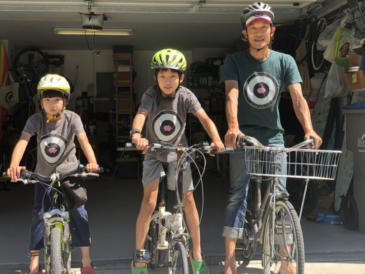 熱愛單車的矽谷科技人簡誌均（右）帶領兩位小學生兒子Sean（中）和Noah，在疫情期間創業到府修腳踏車。兩兄弟從想公司名字、製作網站到計算損益平衡，學到創業力與溝通力。