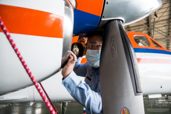 飛行前機工長仔細檢查各部位。