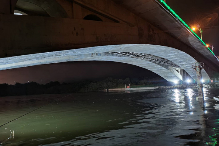 台南市政府在運河觀光航線的12座橋梁設置夜間LED光 雕，12日宣布完成最後一座漁光大橋的LED光雕設置， 預計8月完成驗收後串聯點燈。 （台南市工務局提供）