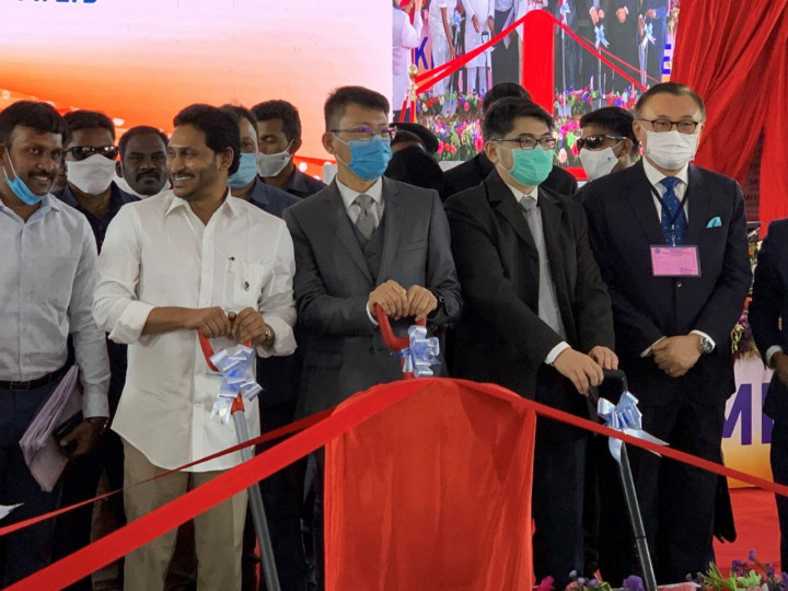 駐清奈辦事處處長王北平（前排右起）、萬邦鞋業印度廠總經理張正立、萬邦鞋業副總裁張又升和印度安德拉省省長雷賈剛為萬邦兩座新廠動土剪綵。（駐清奈辦事處提供）