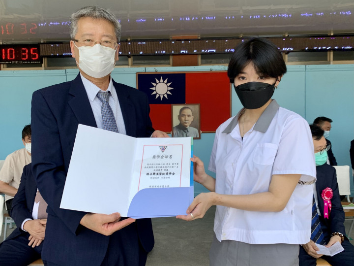 于植盛(左)頒發獎學金