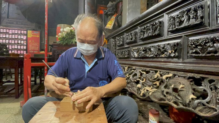雲林縣北港朝天宮聘請木雕鑿花技術保存者、亦是文化部古蹟修復匠師張旭輝修復各殿的香案，張旭輝表示，修復香案需先用透明圖紙畫下原有圖貌，脫落消失部分只能依圖樣揣摩早年的工序，再慢慢細雕補上。