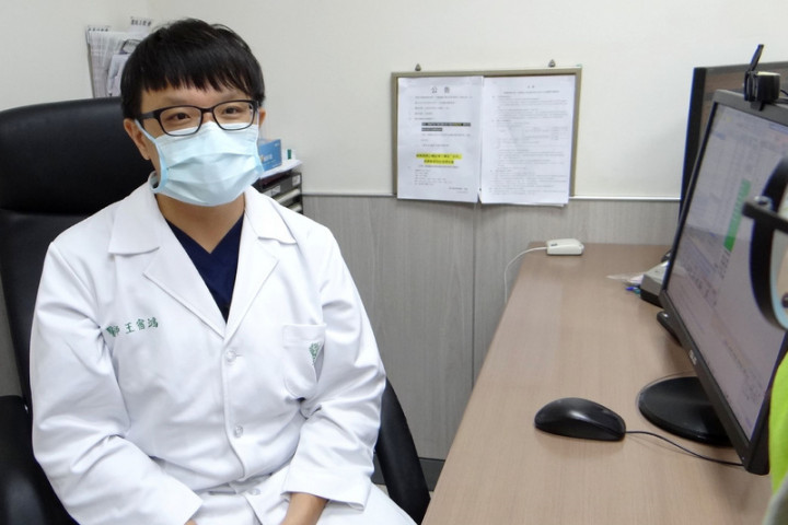 奇美醫學中心胃腸肝膽科主治醫師王宿鴻（圖）表示，高溫炎熱氣候適合沙門氏菌生存，食物放在室溫太久會增加污染風險，吃不完的食物一定要用保鮮膜包裹放入冰箱，下次食用前再加熱。（奇美醫學中心提供）