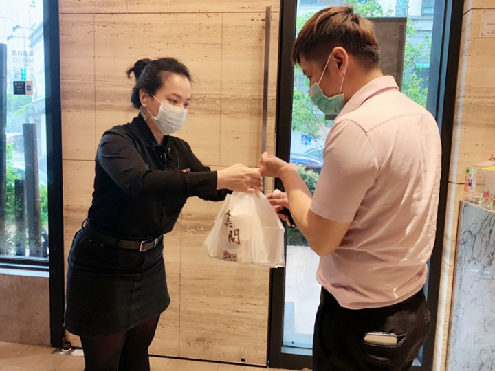 面對餐廳內用停擺，最講究現場體驗與用餐氛圍的火鍋、燒肉生意，勢必面臨更艱難挑戰，只能拚外帶挹注營收缺口。（築間集團提供）