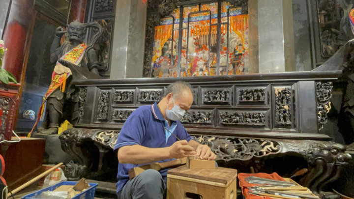 雲林縣北港朝天宮趁著全國疫情3級警戒期間進行廟宇大體檢，廟方發現媽祖殿香案雕工細緻處傷痕累累，甚至桌腳已經腐朽，於是聘請木雕鑿花技術保存者、亦是文化部古蹟修復匠師張旭輝修復各殿的香案。