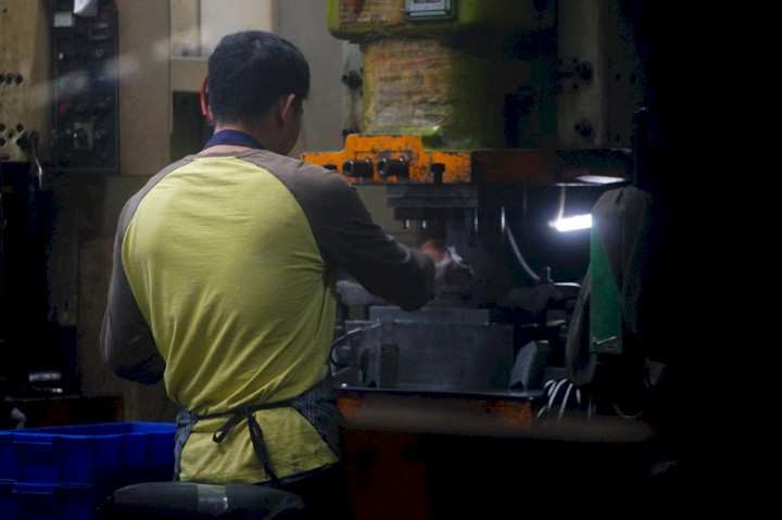 人力銀行26日公布的調查指出，傳產基礎的職務像是CNC車床人員、生產線作業員、電鍍人員等，所有緊扣生產環節的職務都出現人力缺口，有些職缺甚至較去年增加50%。(圖：中央社)