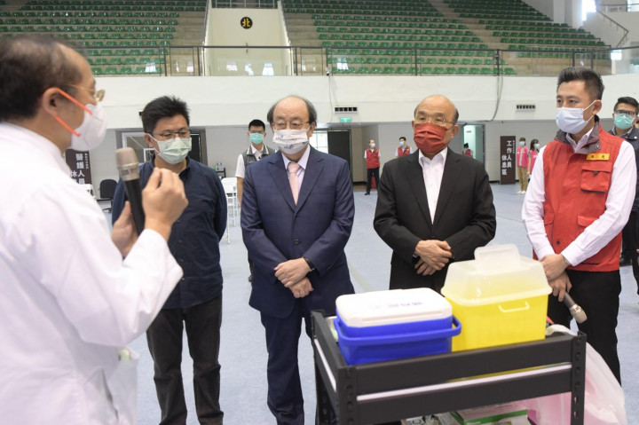 行政院長蘇貞昌視察新竹市立體育館疫苗施打站施打疫苗情形